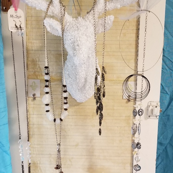 Lot 11: 5 necklace & earring sets costume jewelry - Picture 2 of 8